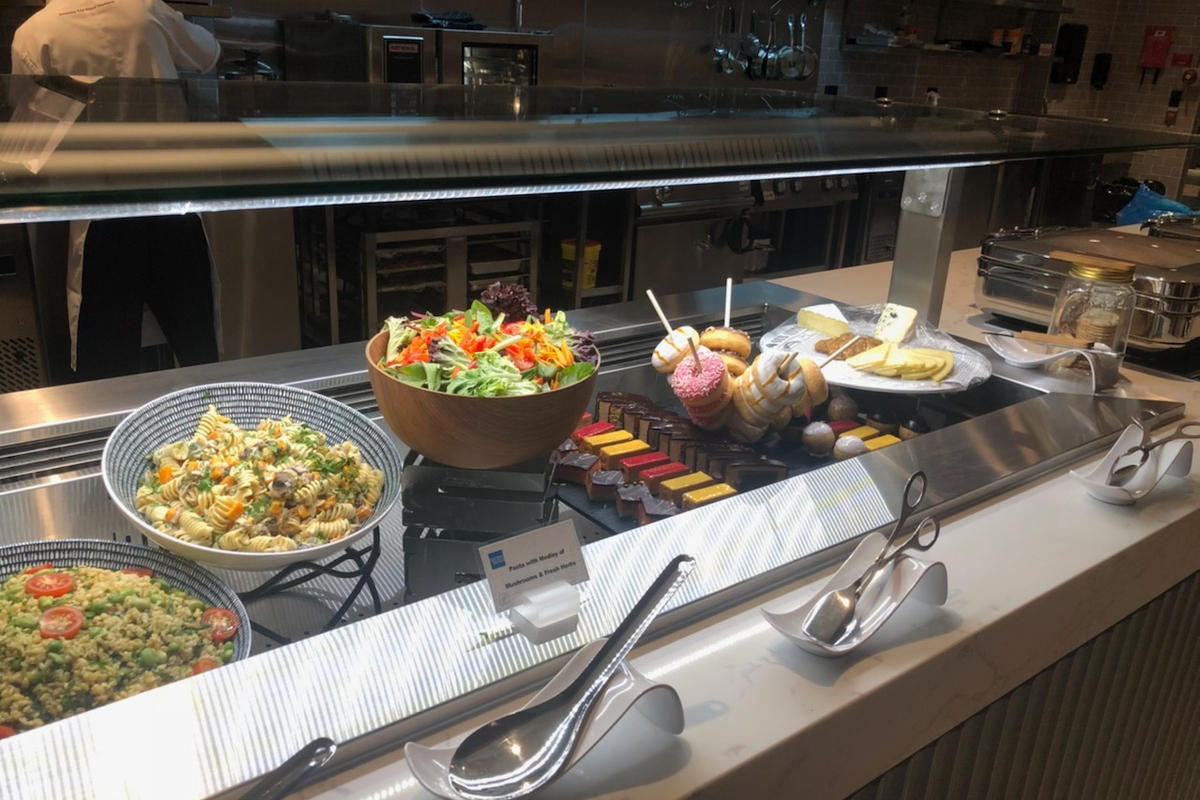 American Express Lounge, Sydney Airport: Buffet and live cooking station