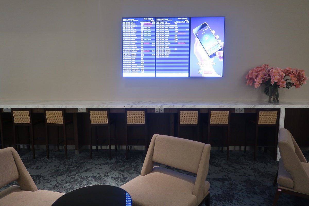Malaysia Airlines KL Golden Lounge Satellite Terminal open space (6)