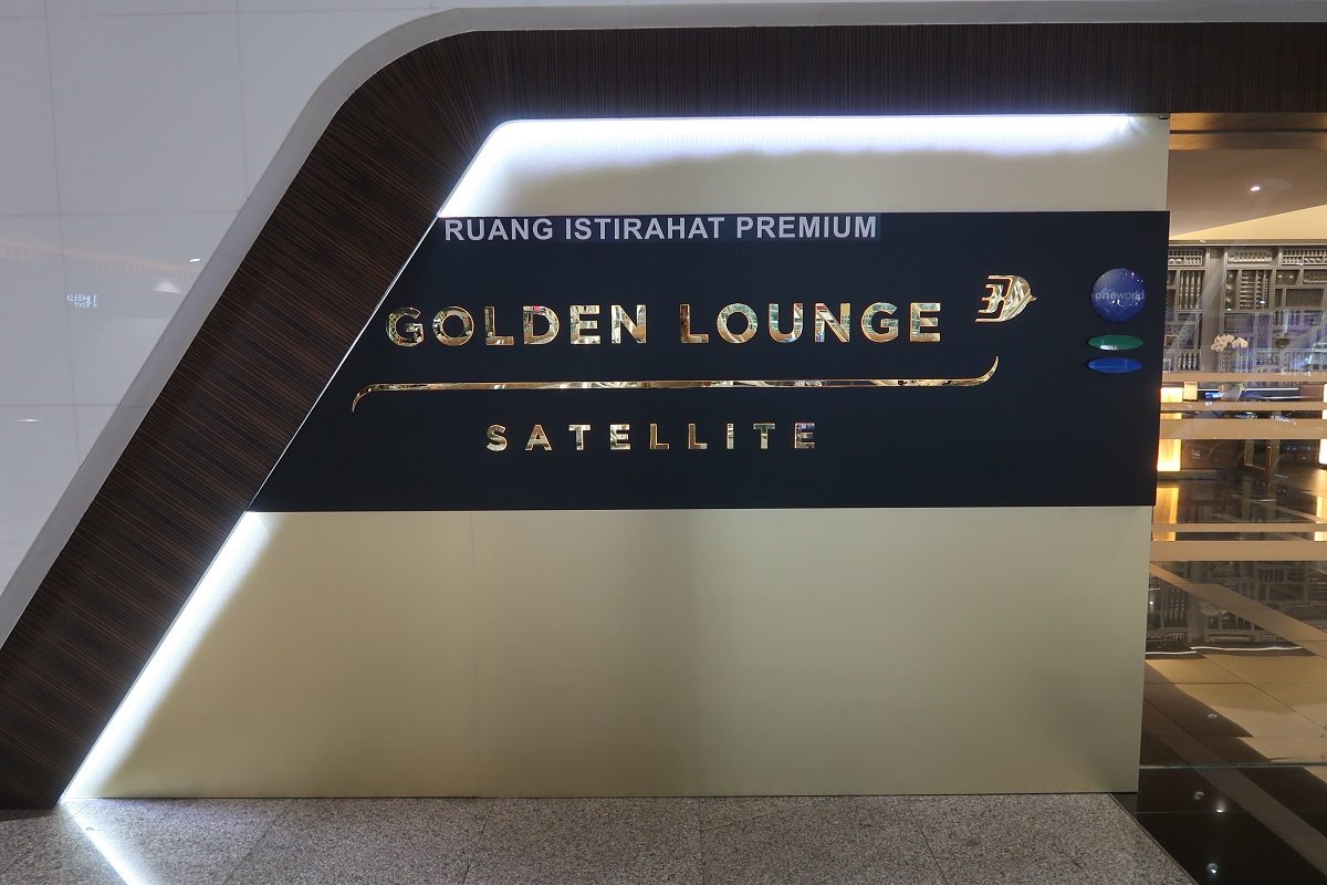 Malaysia Airlines KL Golden Lounge Satellite Terminal entry
