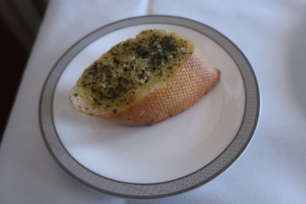 Singapore Airlines old A380 First Class Suite garlic bread