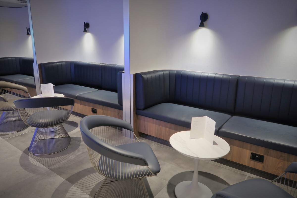 American Express Lounge, Sydney Airport: Long-table seating