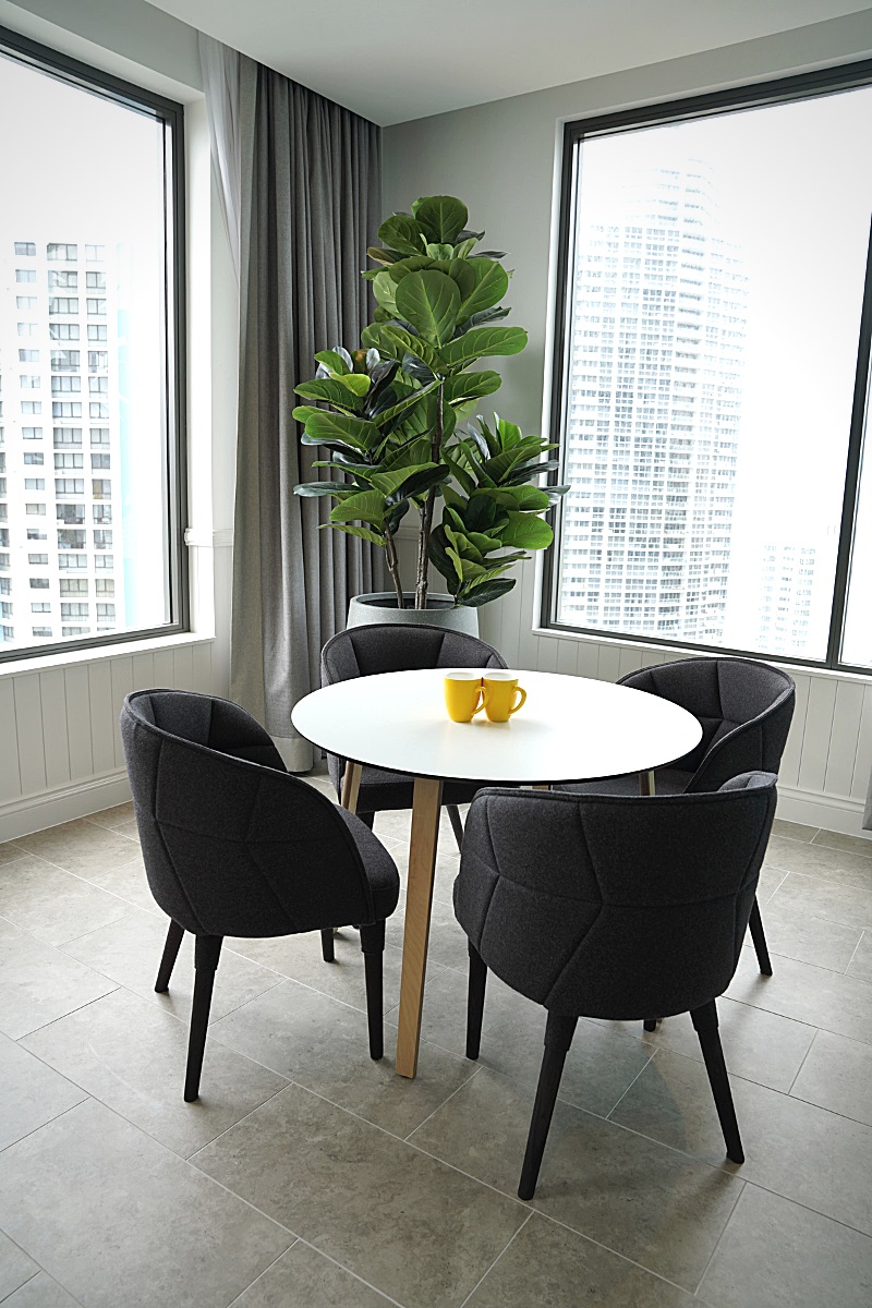 voco gold coast chairs and table
